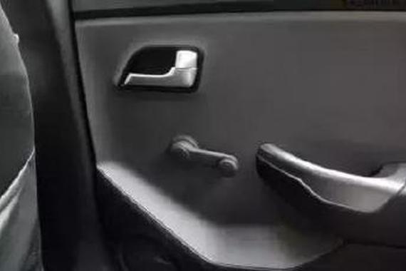 这些车型是来搞笑的吗？竟然还是手摇玻璃！