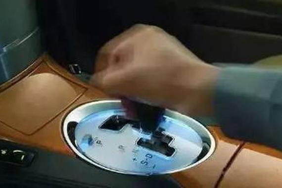 等红灯或者塞车的时候最适合挂哪个档？