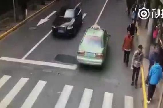 视频：监控记录男子碰瓷过程