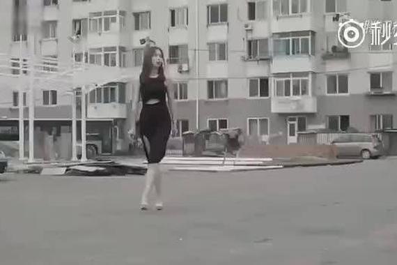 视频:论性感美女不能乘坐公交车