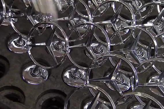 视频：奔驰汽车的车标安装过程