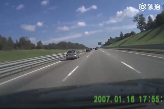 视频：摄像车记录顶撞轿车全过程