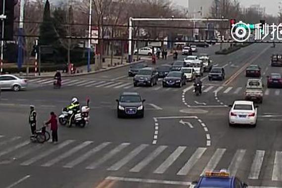 视频：警车横路中间的那一刻，流泪了