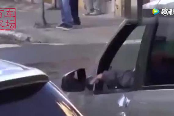 视频：开车随手扔垃圾，后果很意外
