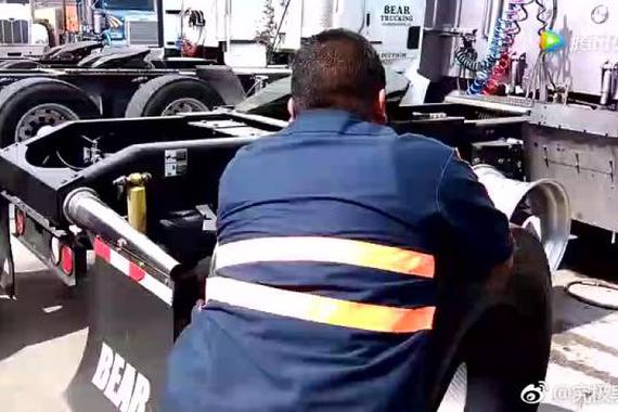 视频：原来卡车轮胎是这么装的，涨知识了