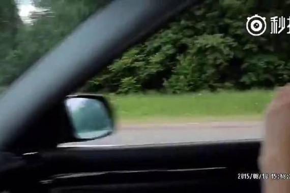 视频:看到前车的背影奇怪，一看才知…