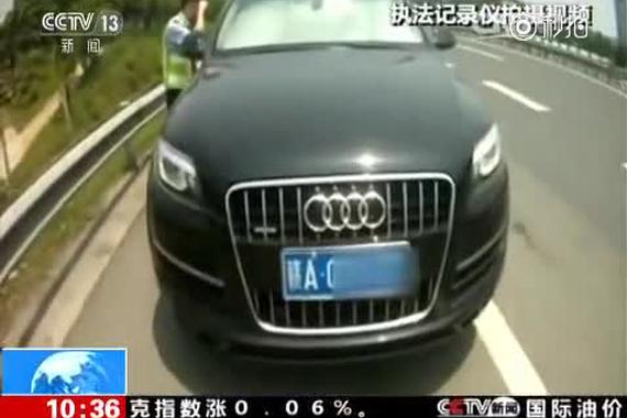 视频：因几句争执 她竟将母亲反锁车内