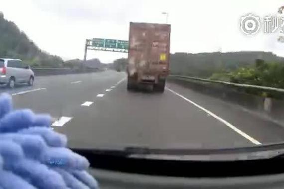 视频：汽车为何侧翻摔下高架桥