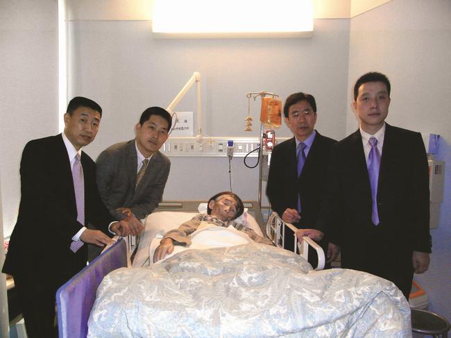 2009年病中与中国棋手，左起为王谊、常昊、藤泽秀行、华以刚、古力