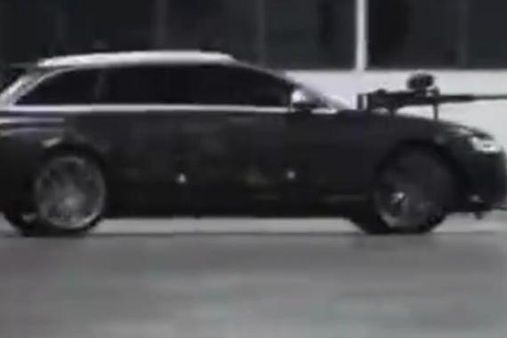 视频：开着汽车玩彩弹射击你见过吗？