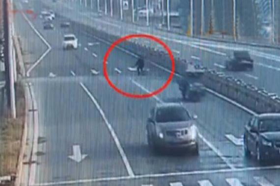视频：男子为抄近路逆行，被轿车撞飞