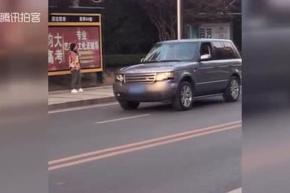 视频：路虎冲上站台撞飞7名中学生