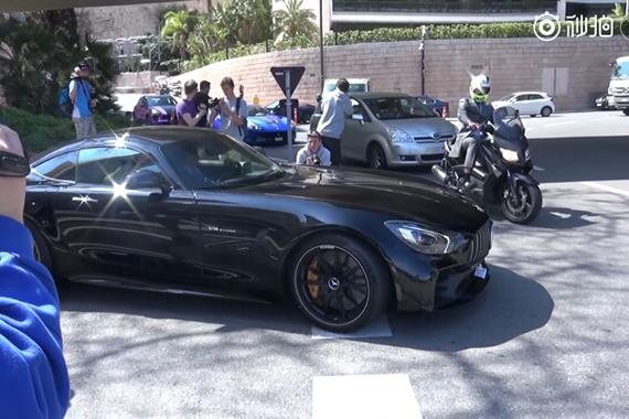 视频：摩纳哥街拍 奔驰 AMG GTR