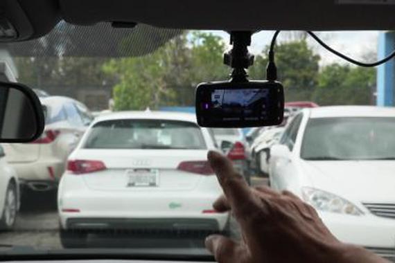 视频：演示汽车行车记录仪安装步骤