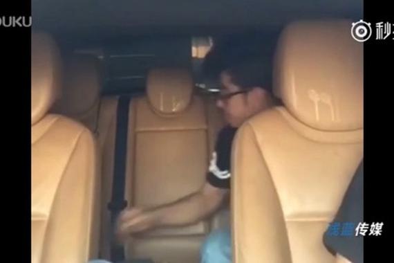 视频：太吓人！汽车香水蒸发 打火机点燃