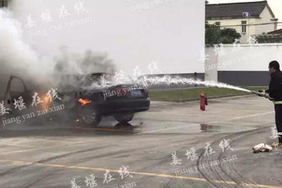 男子开车上班 刚到单位轿车突然自燃
