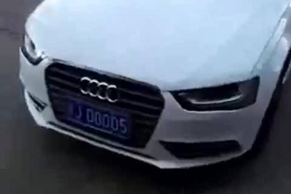视频：300万的车牌，挂在一白颜色车上啦