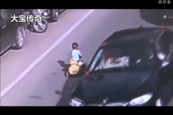 视频：惊魂一刻！太危险了,为这交警点赞