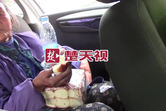 视频：88岁老太误上高速，后以菜谢警察