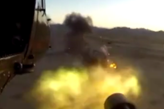 视频：射速最快机枪 3秒就把一辆车扫成渣