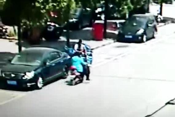 视频：电动车逆行出事故，竟一走了之