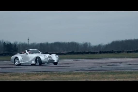 视频：汽车对飞机 摩根Aero8 vs双翼飞机