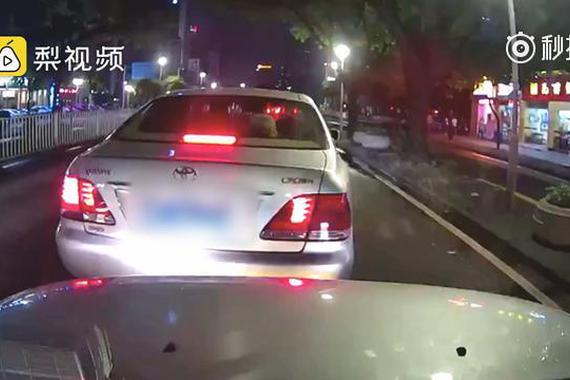 视频：路怒司机超车不成竟报复,撞了就跑