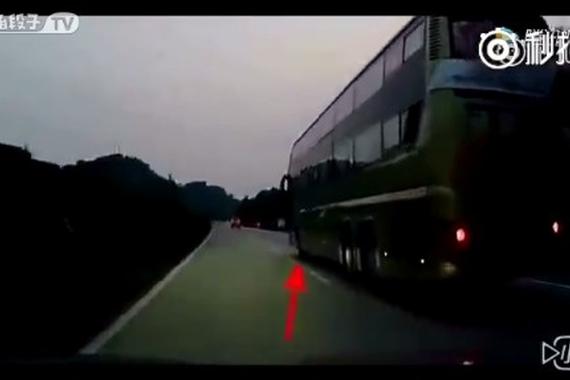 视频：客车见障碍打了左转灯，提醒后车
