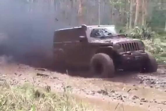 视频：牧马人泥地越野 