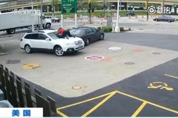 视频：女子跳上前盖 成功阻止偷车贼