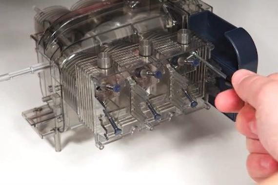 视频：全可动引擎模型，大男人的玩具！