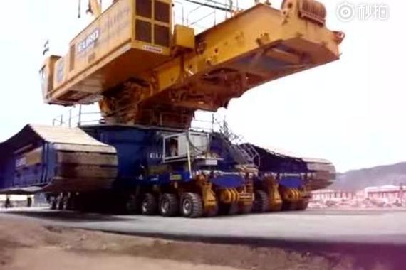 视频：1400吨起重机,轮子太多数不过来