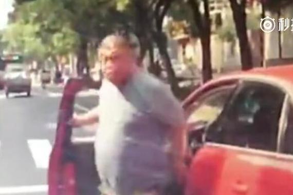 视频：斑马线礼让行人反惹祸？