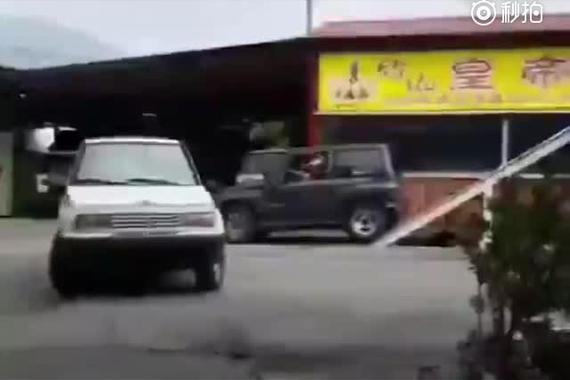 视频：两辆车也可以这么灵活地玩跷跷板？