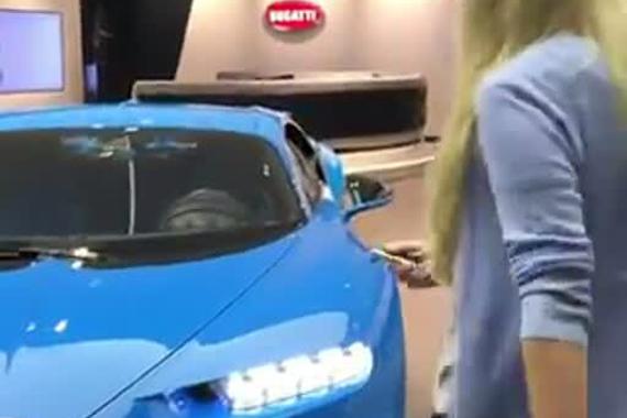 视频：布加迪旗舰着车轰油的样子