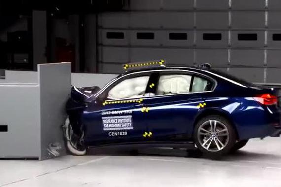 视频：汽车安全性PK，新宝马3系vs斯巴鲁