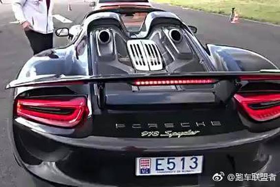 视频：鹿死谁手？保时捷918拼大牛