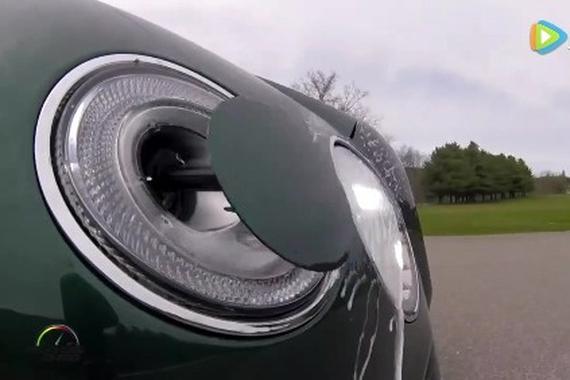 视频：宾利行驶过程中自动大灯清洗展示