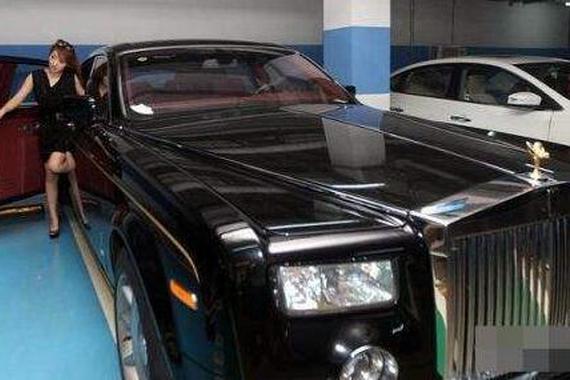 拜金女子爬豪车拍照炫富 土豪车主来开车