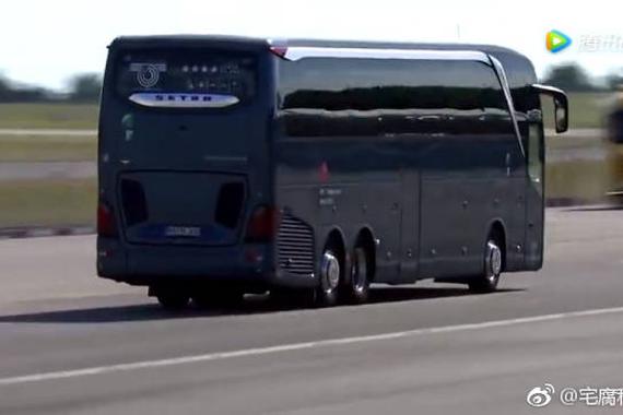 视频：急刹车 ，才知奔驰客车有多厉害！