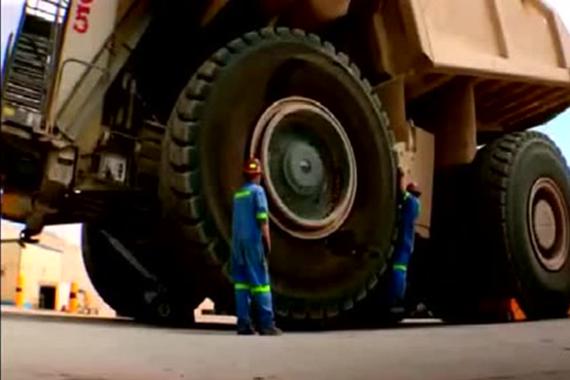 视频：女人开的这辆车一条轮胎可以换一辆宝马