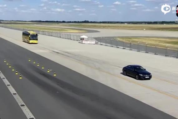 视频：一个急刹车,才知道奔驰客车有多厉害