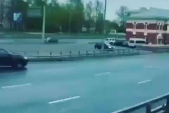 视频：宝马x5的雨中漂移慢镜头大片，漂亮