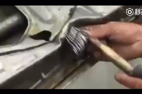 视频：原来凹陷的车门是这样修复的，修车全靠拔
