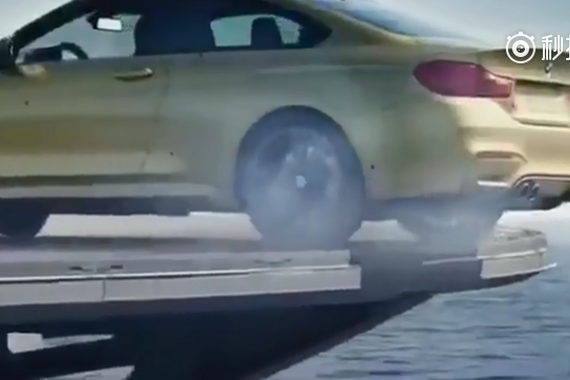 视频:宝马M4航母上的漂移，差一点就掉海里了