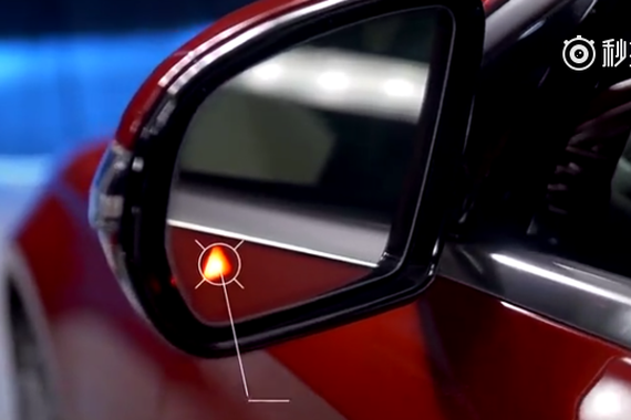 视频：红色奔驰，外表热辣性感，内饰氛围灯温柔浪漫！