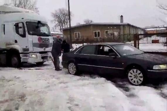 视频：奥迪A8雪地营救大卡车