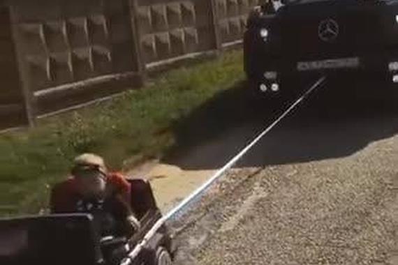 视频：给孩子买一个奔驰大G还是有必要的