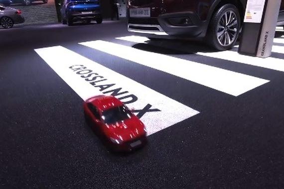 视频：【会玩】操控RC带你游 2017法兰克福车展 展台