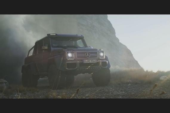 视频：奔驰 G 63 AMG 6x6_爬石头